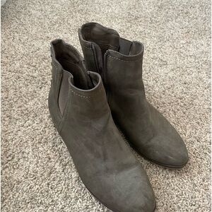 High top girl dress shoes size 7. Worn once. Zipper on both works. Limelight